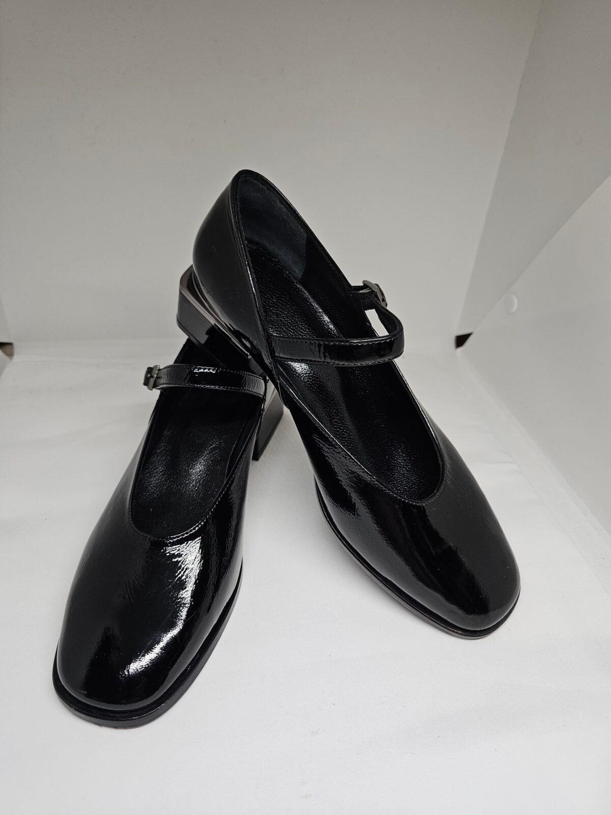 Low-Heeled Flats Model 0079