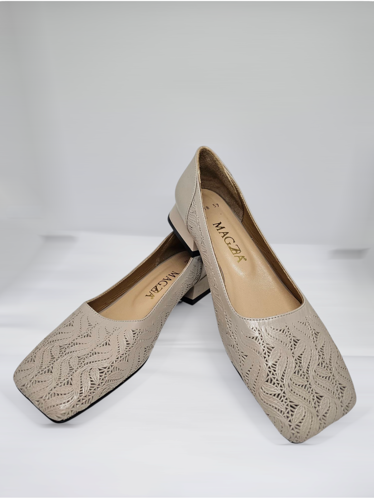 Low-Heeled Flats Model 0009